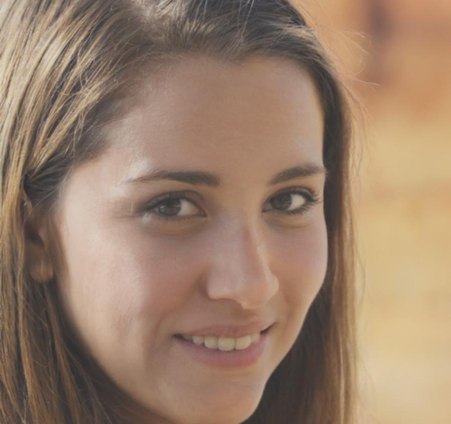 Portrait de Céleste Moreau, experte en conformité réglementaire